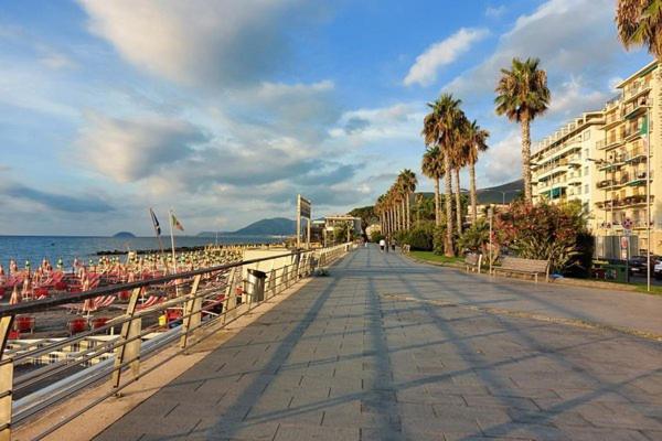 Loano-Marina Spiaggia, Mare, A 5 Stelle Exterior photo